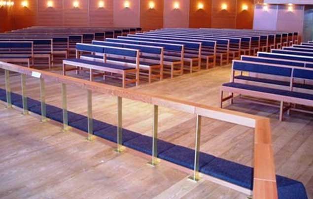 Knæfallið og stólarnir í Hoyvíkar kirkju