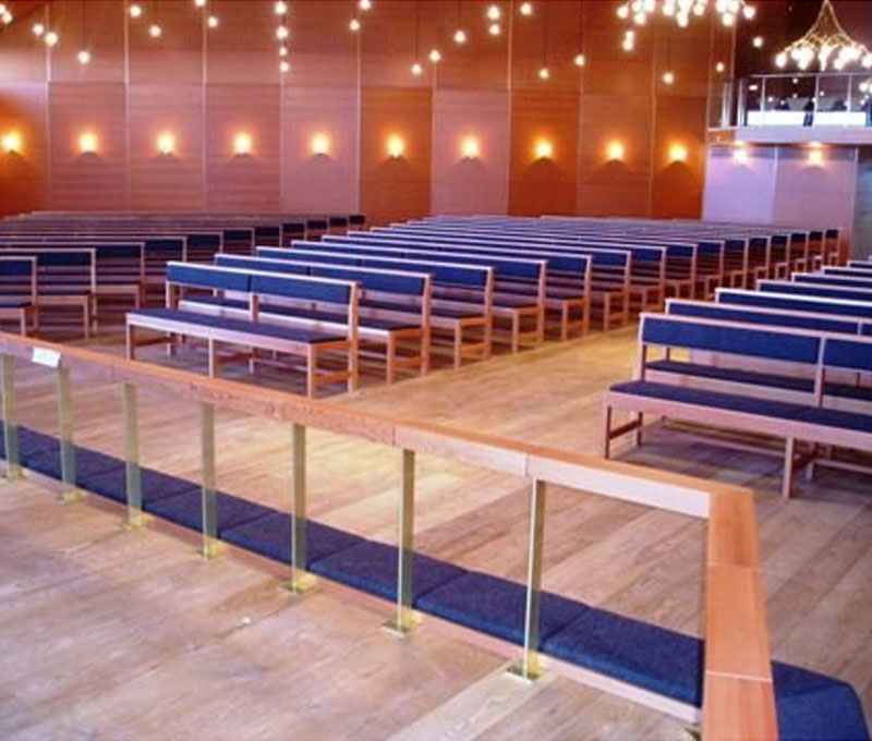 Knæfallið og stólarnir í Hoyvíkar kirkju