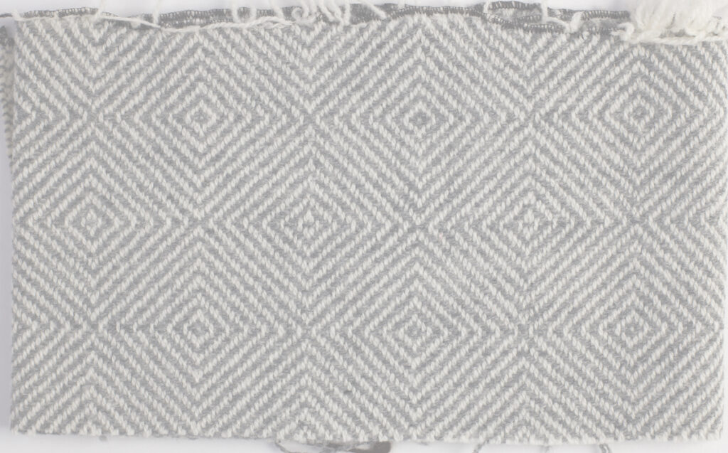 Stórt teppi, millumgrátt/hvítt, gásreygamynstur