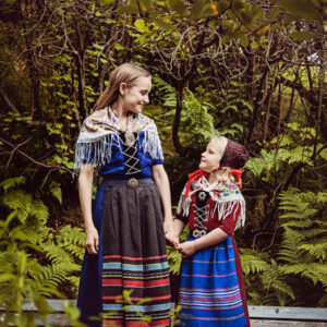 Smágentur í føroyskum klæðum