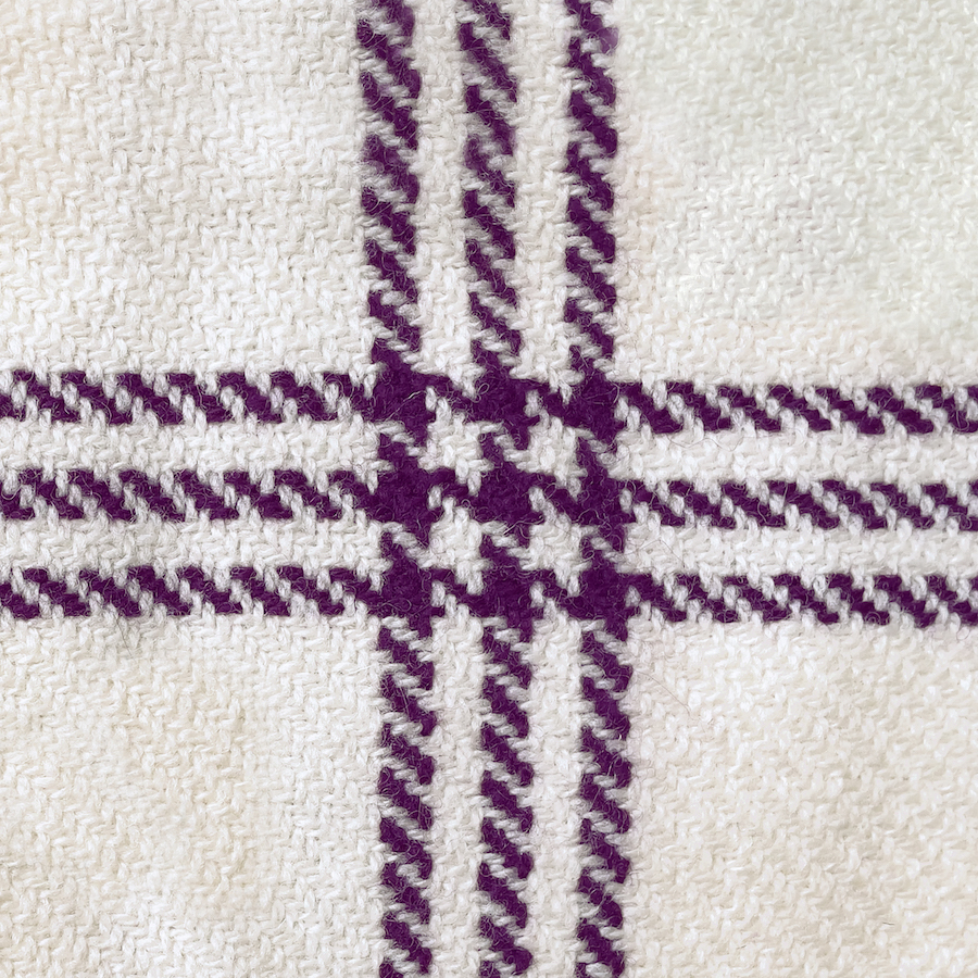 Vognteppi við myrkaviolettum strípum